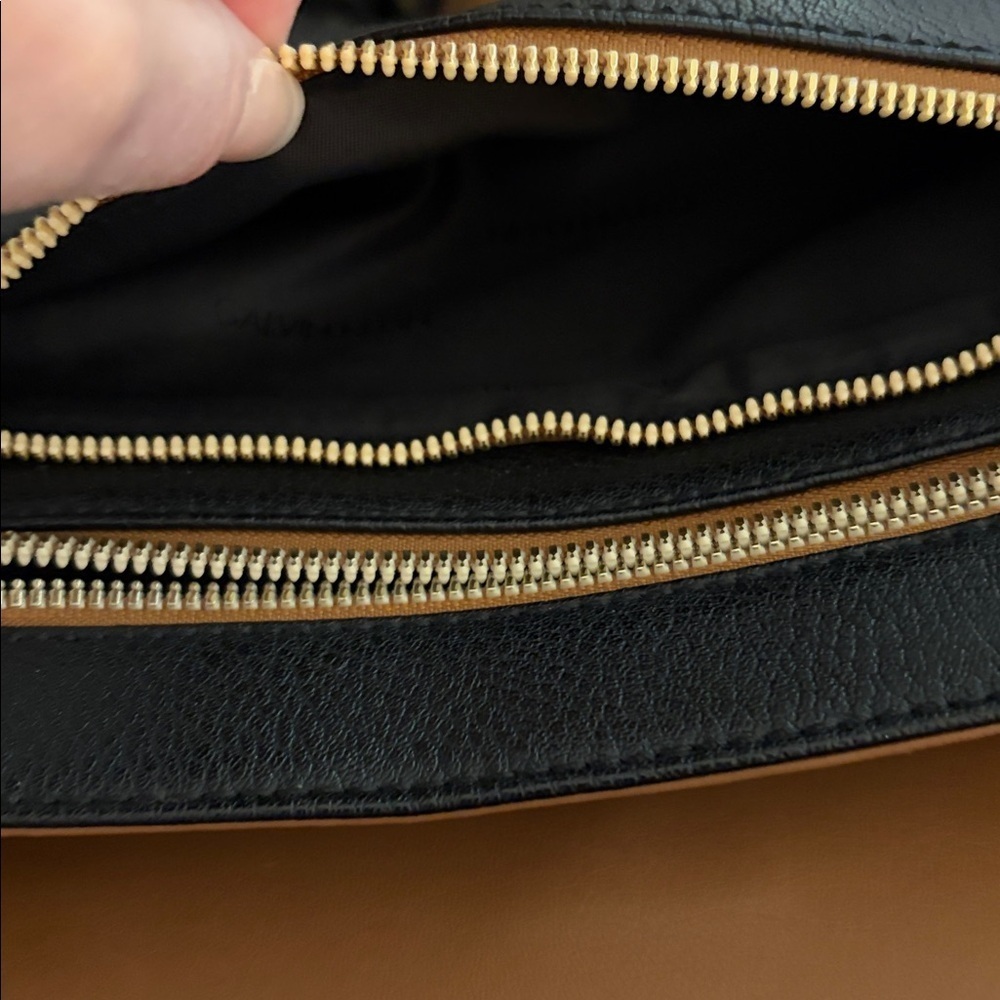 Calvin Klein pebbled leather black cross body bag, adjustable strap. - Picture 6 of 10